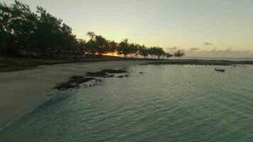 aereo Visualizza di mauritius costa e tramonto al di sopra di il oceano video