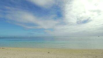 plage avec chaises longues sur tropical recours video