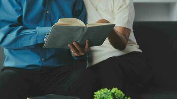 Senior casal juntos às casa aposentadoria conceito lendo livro rindo video