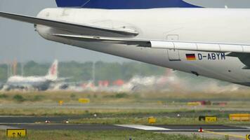 francfort-sur-le-main, allemagne 19 juillet 2017 - lufthansa boeing 747 d abym roulage pour commencer avant le décollage à la piste 18. fraport, francfort, allemagne video