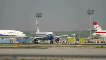 Frankfurt ben hoofd, Duitsland juli 19, 2017 - lufthansa luchtbus a321 retro kleurstelling d hulpv taxiën voordat vertrek Bij landingsbaan 18. fraport, Frankfurt, Duitsland video