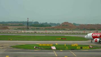 Changi, singapore 25 november 2018 - airasia airbus 320 hs cbf taxining före avgång på Changi flygplats, singapore. video