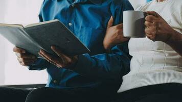 anziano coppia insieme a casa la pensione concetto lettura libro ridendo video