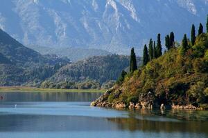 verano paisaje con lago de escándalo en montenegro foto