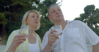 man och kvinna har dryck och prata utomhus- video