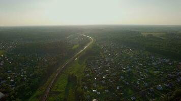 antenne tafereel met platteland en in beweging trein, Rusland video