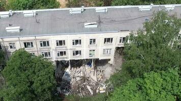 appartement bâtiment effondrer pendant démolition, aérien vue video