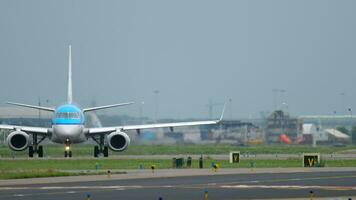 Ámsterdam, el Países Bajos julio 25, 2017 - klm saltamontes abrazador 190 ph Exc ª rodaje antes de salida a pista 36l polderbaan. barco aeropuerto, Ámsterdam, Holanda video