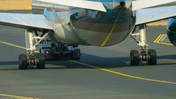 frankfurt am huvud, Tyskland juli 17, 2017 - vietnam flygbolag boeing 787 dreamliner vn a863 bogsering förbi traktor till service. fraport, frankfurt, Tyskland video