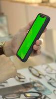 smartphone verde schermo nel mano video