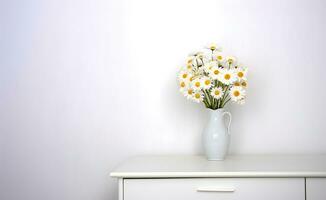 un ramo de flores de margaritas en un blanco vaso florero en un blanco mesa foto