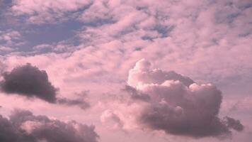 hermosa fabuloso rosado cúmulo nubes en el azul cielo a puesta de sol. natural antecedentes foto