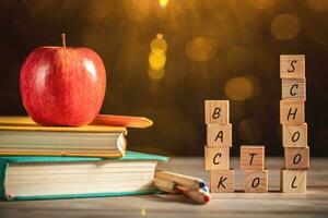 libros, papelería en el mesa en un negro pizarra educación, septiembre 1, nuevo académico año foto