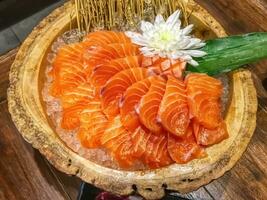 sashimi es el plato nacional japonés. contiene muchos tipos de carne de pescado como el salmón. foto