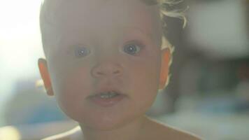 ein Nahansicht von ein spielerisch Baby Mädchen Gesicht video