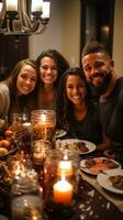 sonriente familia reunido alrededor hermosamente decorado lengüeta foto