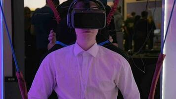 homem tentando virtual realidade atração video