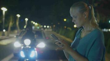 vrouw leeft achter de scherm van mobiel video