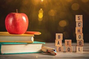 libros, papelería en el mesa en un negro pizarra educación, septiembre 1, nuevo académico año foto