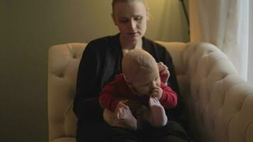 adorable bébé fille avec sa mère à Accueil video