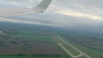 das Flugzeug Abflug von Flughafen von Nowosibirsk, Aussicht von das Flugzeug Bullauge. video