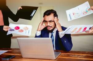 emocional estrés, problemas desde trabajando duro, un lote de trabajar, caos a trabajar, vida problemas, fatiga desde trabajar, aburrimiento a trabajar, ocupado trabajar, negocio problemas. foto