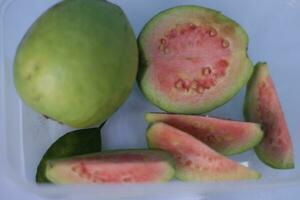 rojo guayaba rebanadas aislado en blanco antecedentes. foto