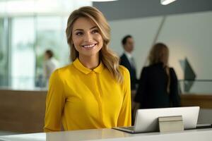 retrato de sonriente recepcionista hembra saludo cliente, contento negocio mujer recepción en moderno oficina foto