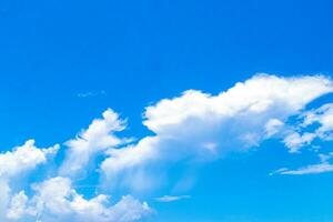 cielo azul con hermosas nubes en un día soleado en México. foto