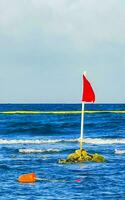 bandera roja nado prohibido olas altas playa del carmen mexico. foto