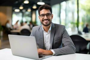 hermoso latín empresario trabajando con computadora, masculino gerente trabajos en moderno oficina, análisis datos Estadísticas y negocio planificación. foto