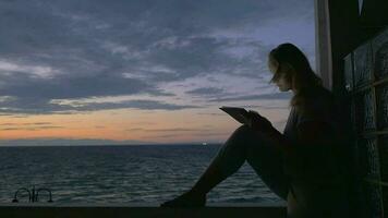 femme avec tablette sur le balcon video