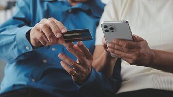 gelukkig paar gebruik makend van credit kaart voor boodschappen doen online gebruik makend van laptop video