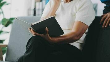 Senior casal juntos às casa aposentadoria conceito lendo livro rindo video