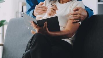 anziano coppia insieme a casa la pensione concetto lettura libro ridendo video