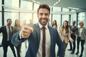 confidente empresario demostración un luchando pose, hermoso gerente gestos levantamiento puños en moderno oficina, masculino empresario peleas un problema foto