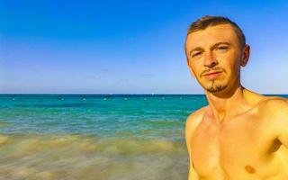 masculino turista de viaje hombre tomando selfie playa del carmen México. foto