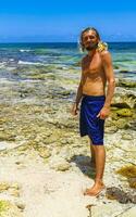 masculino turista de viaje hombre posando modelo playa del carmen México. foto