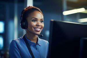 retrato de un hermosa africano cliente Servicio operador, llamada centrar trabajador hablando mediante auriculares con cliente en moderno oficina. foto
