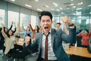 asiático empresario demostración un luchando pose, masculino empresario gestos levantamiento puños en moderno oficina, peleas un problema, celebrar éxito y lograr objetivos. foto