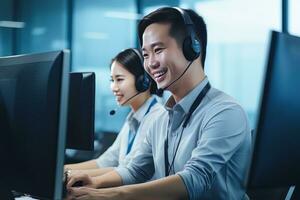 retrato de un hermoso asiático hombre, cliente Servicio operador, llamada centrar trabajador hablando mediante auriculares con cliente en moderno oficina. foto