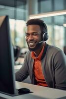 retrato de un hermoso africano hombre, cliente Servicio operador, llamada centrar trabajador hablando mediante auriculares con cliente en moderno oficina. foto