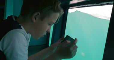 uma adolescente dentro a barco com uma vidro lado video