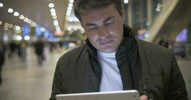 giovane uomo Lavorando con toccare tampone a il aeroporto video