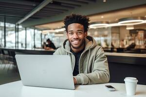 retrato de alegre negro masculino estudiante aprendizaje en línea en café comercio, joven africano americano hombre estudios con ordenador portátil en cafetería, haciendo deberes foto