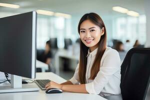 hermosa asiático mujer de negocios trabajando con computadora, hembra gerente trabajos en moderno oficina, análisis datos Estadísticas y negocio planificación. foto