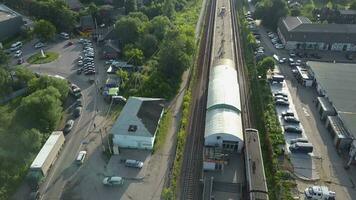 flygande över förorts järnväg station med anländer tåg, ryssland video