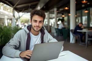 retrato de alegre masculino estudiante aprendizaje en línea en café comercio, joven europeo hombre estudios con ordenador portátil en cafetería, haciendo deberes foto