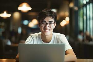 retrato de alegre masculino estudiante aprendizaje en línea en café comercio, joven asiático hombre estudios con ordenador portátil en cafetería, haciendo deberes foto