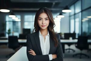 retrato de un hermosa mujer de negocios en moderno oficina, asiático gerente mirando a cámara y sonriente, confidente hembra CEO planificación y gerente compañía. foto